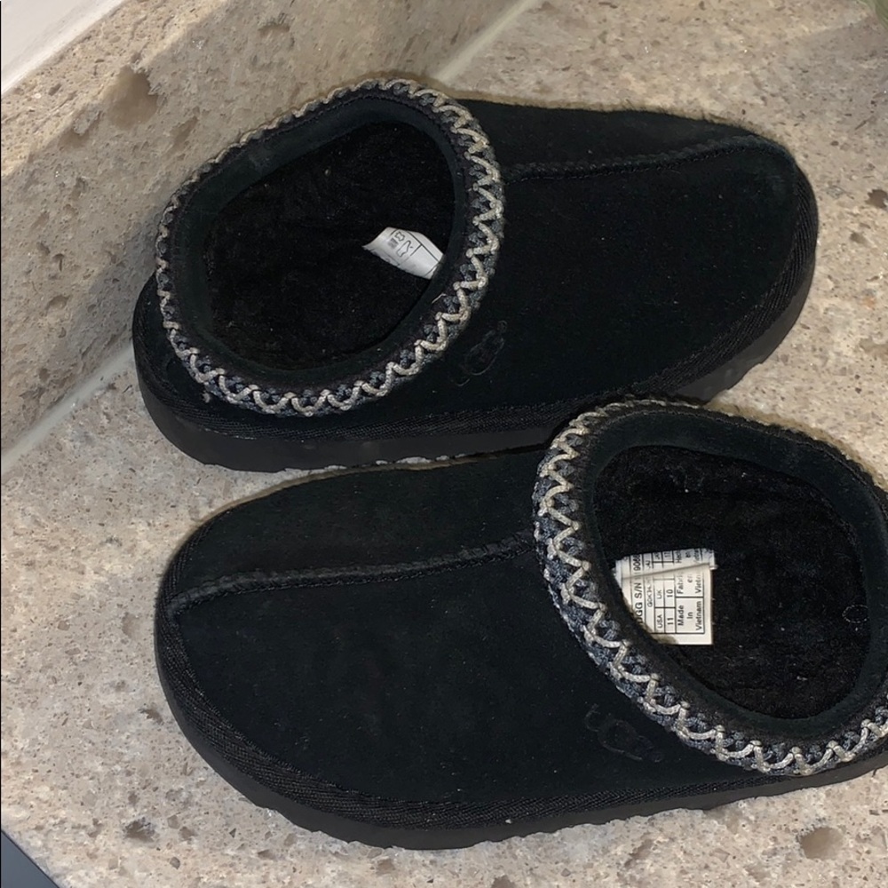 Ugg slippers black